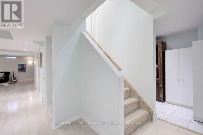 Building Photo - 5386 Landsborough Ave