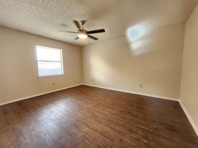 Foto del edificio - 4513 Tall Meadow Ln
