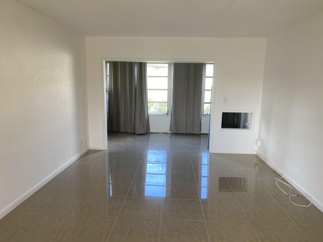 Foto del edificio - 125 W Hidden Valley Blvd