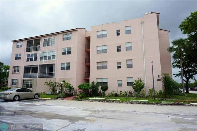 Building Photo - 2851 Somerset Dr