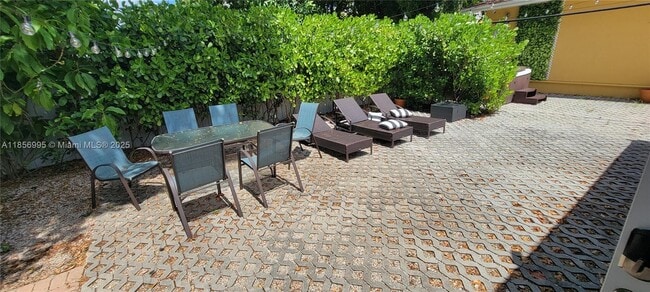 Foto del edificio - 985 SW 10th St