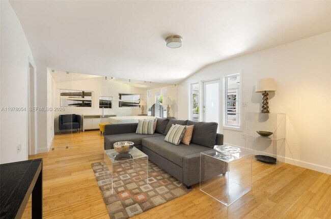 Foto del edificio - 3041 Calusa St