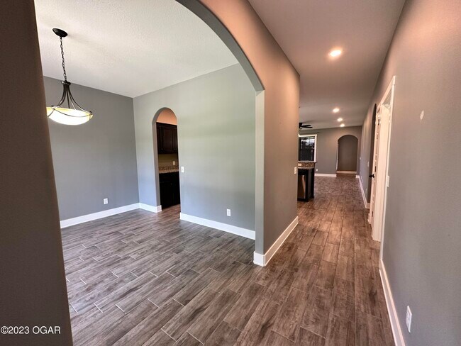 Foto del edificio - 399 Ravenwood Cir
