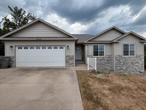 Building Photo - 137 Creek View Dr