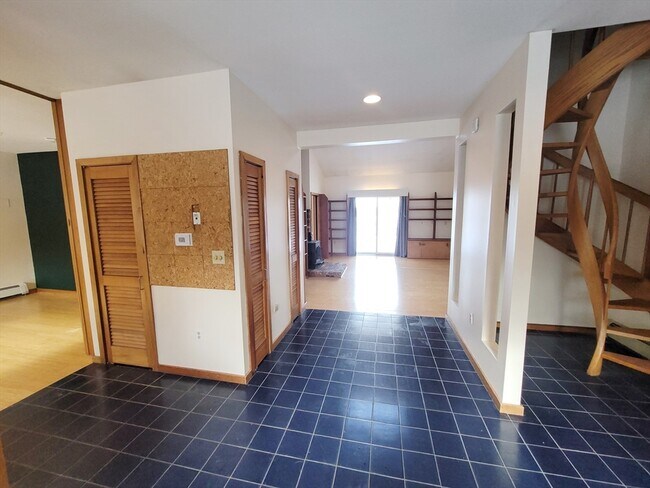 Foto del edificio - 46 Long Hill Rd