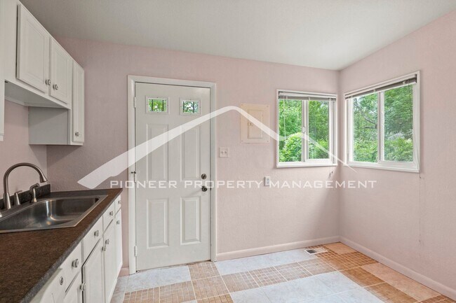 Building Photo - 3-bedroom, 1.5-bathroom House with Big, Pr...