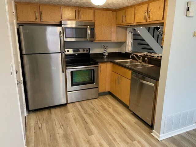 Foto del edificio - 2480 Ravenel Dr