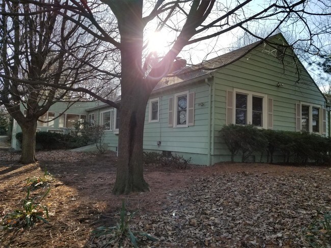 Building Photo - 923 College Ct