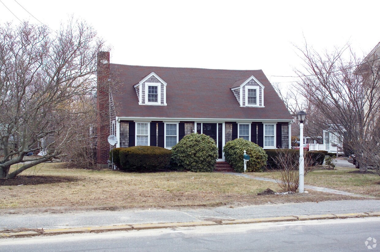 Building Photo - 164 Main St