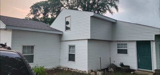 Foto del edificio - 905 N Somonauk Rd