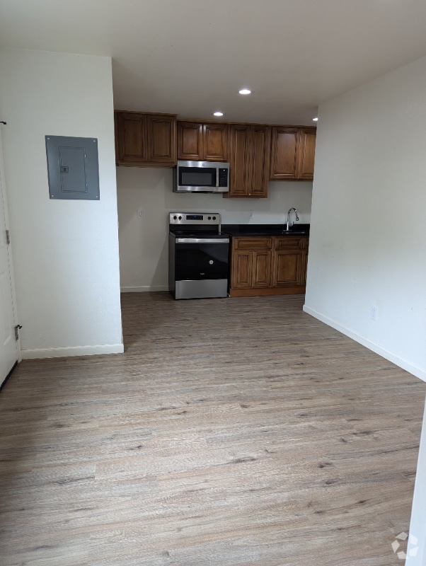 Building Photo - 129 6th St