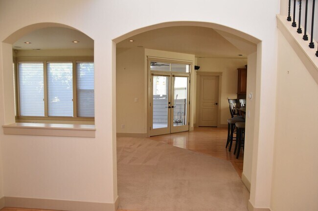 Foto del edificio - Ruston Custom Home with Amazing Views of P...