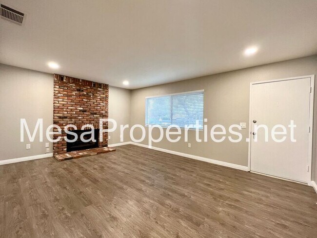 Building Photo - 1621 Carmel Cir W