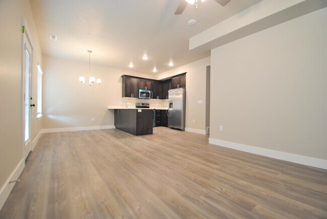 Building Photo - 670 N Fairfield Rd