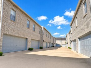 Building Photo - 384 Wilcrest Dr