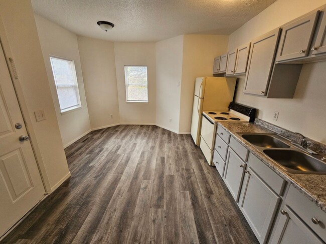 Foto del edificio - Cozy Two-Bedroom Apartment – Great Locatio...