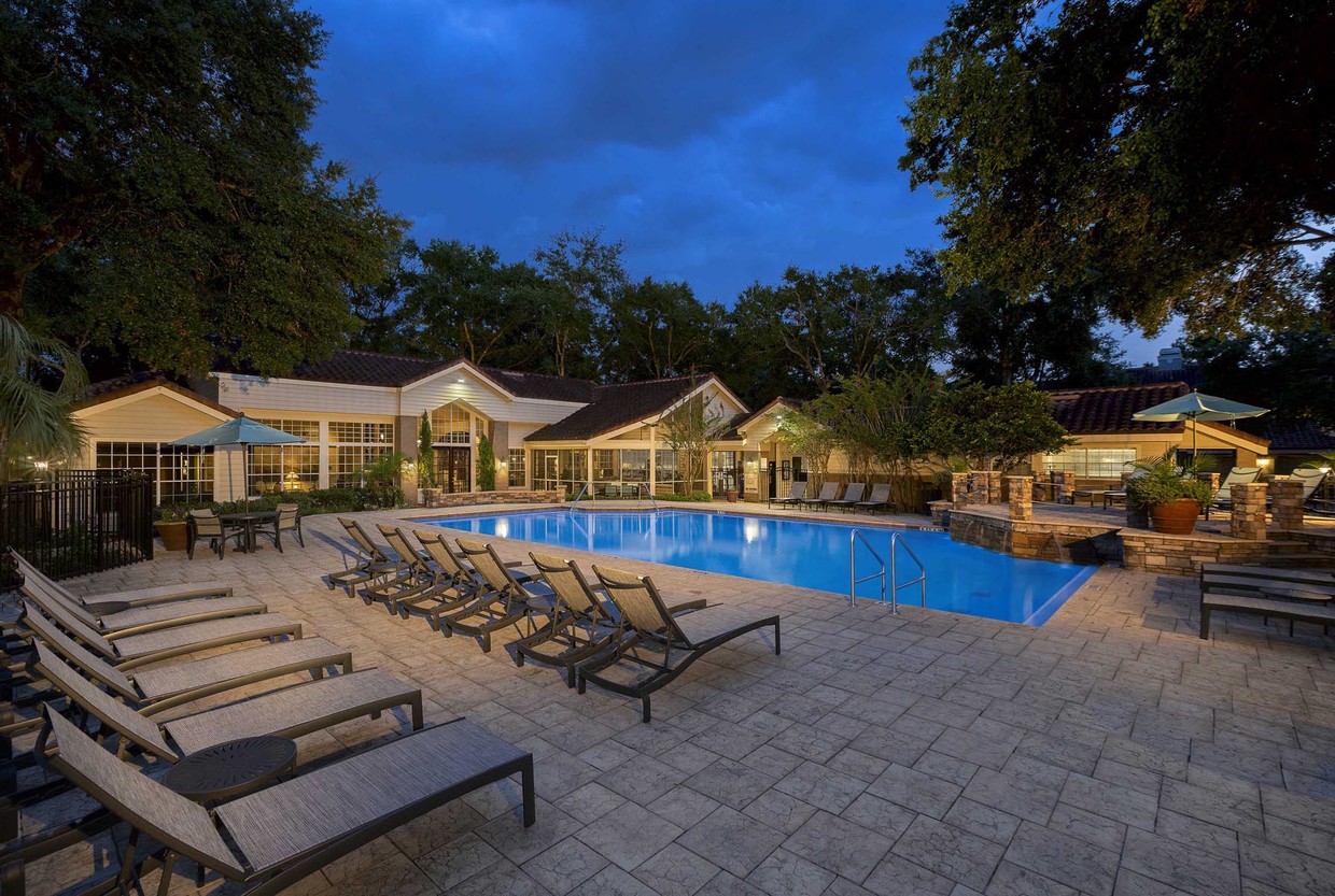 Piscina inspirada en el centro vacacional al atardecer - Golf Brook Apartments