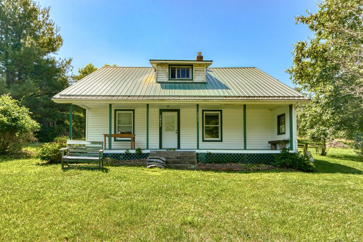 Primary Photo - 3 bed/1 bath , Beautifully Renovated Farmh...