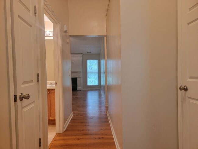 Foto del edificio - Newer Ranch Style Home w/Fireplace, Trey Ceilings and Black Appliances - Total Electric