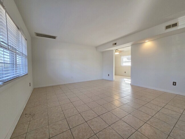 Foto del edificio - Traditional 4 bedroom cape in Staples Mill and Libbie Road corridor.