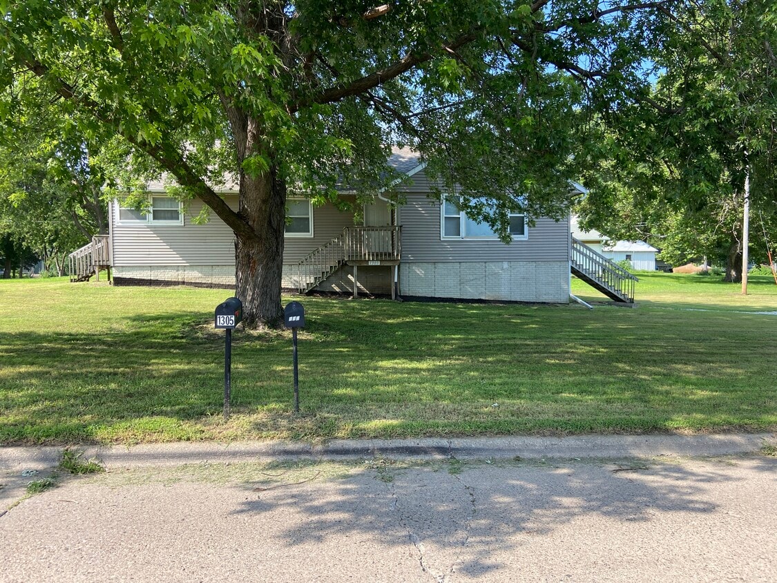 Primary Photo - 1305 Vine St
