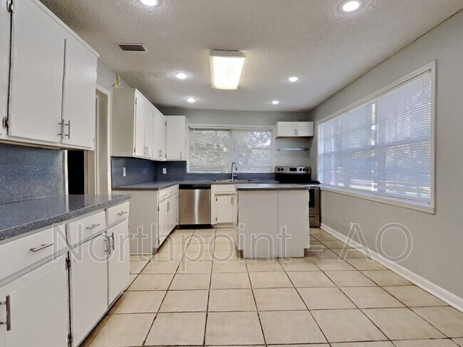 Building Photo - 5716 Banyan Dr