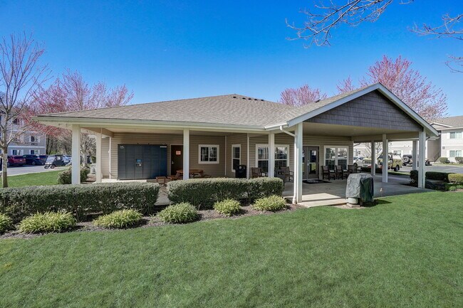Clubhouse Patio - Legacy Oaks Apartments