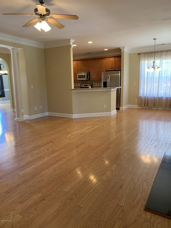 Building Photo - 3137 Redfield Dr