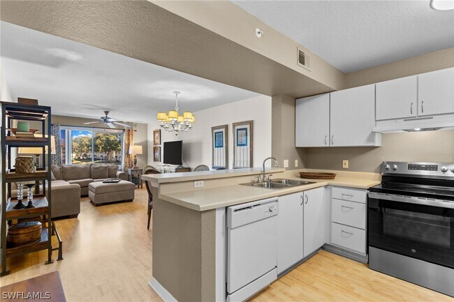 Foto del edificio - 8274 Key Royal Cir