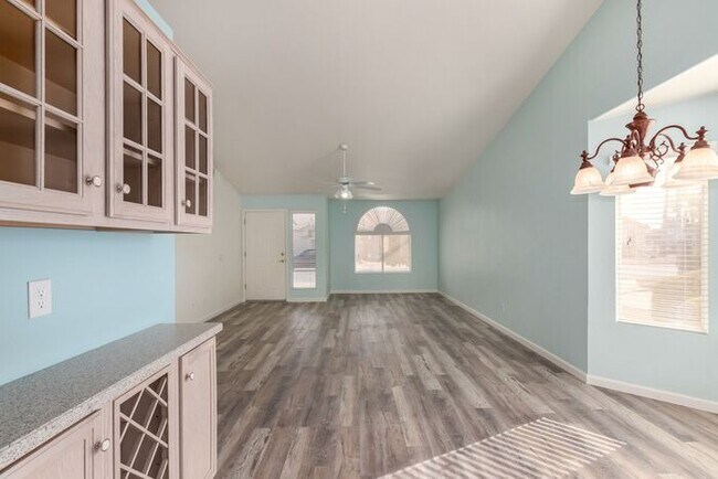 Building Photo - 6800 S Oakmont Dr