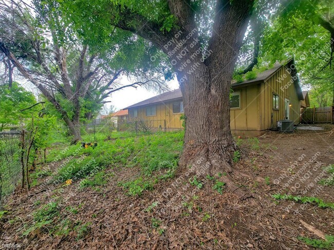 Building Photo - 2 br, 1 bath Duplex - 10809 Lanshire Dr B B