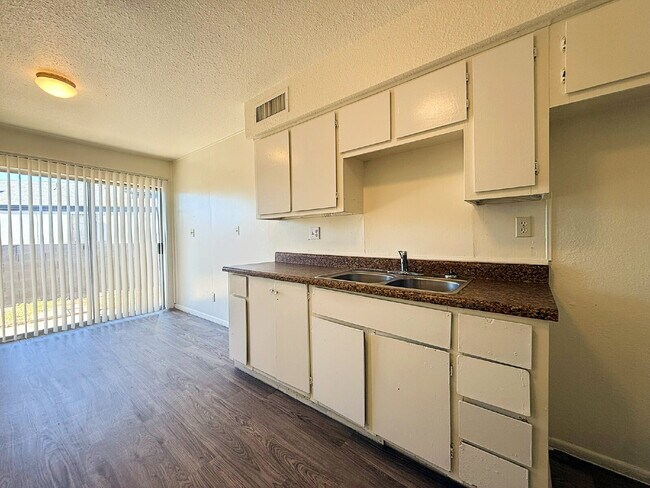Building Photo - Bright and beautifully updated 2-bedroom h...