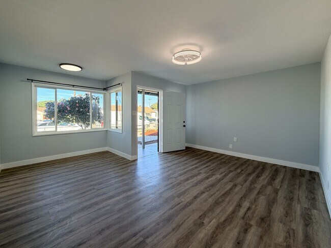 Building Photo - 502-504 E Hemlock- LT