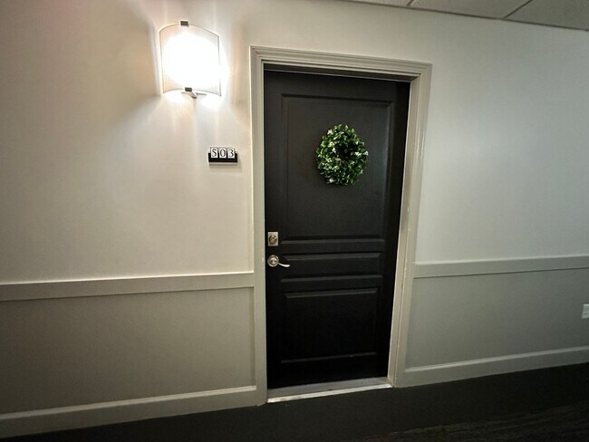 Building Photo - Two Bedroom Condo located in Dilworth