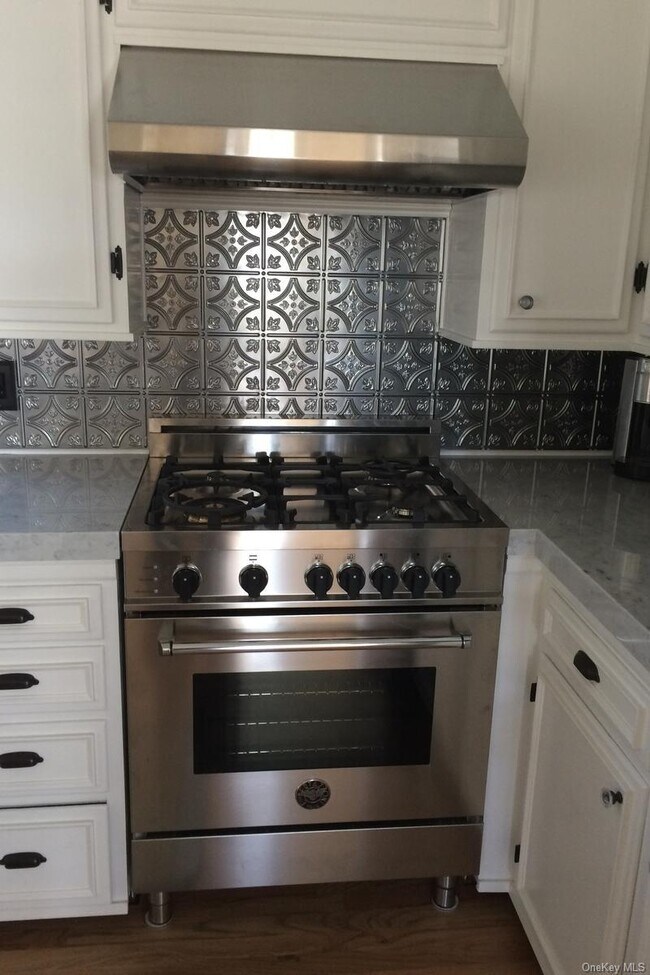 Foto del edificio - 56 Seaman Rd