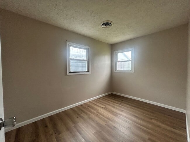 Building Photo - 2 Bedroom House-Available Now!
