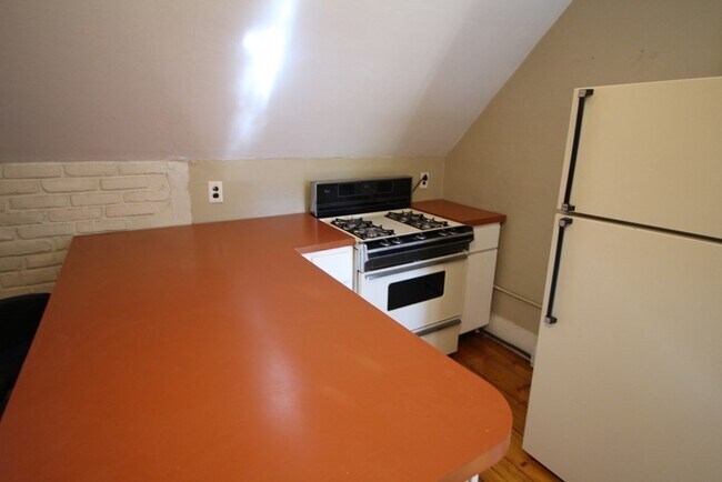 Building Photo - 2 Summit St