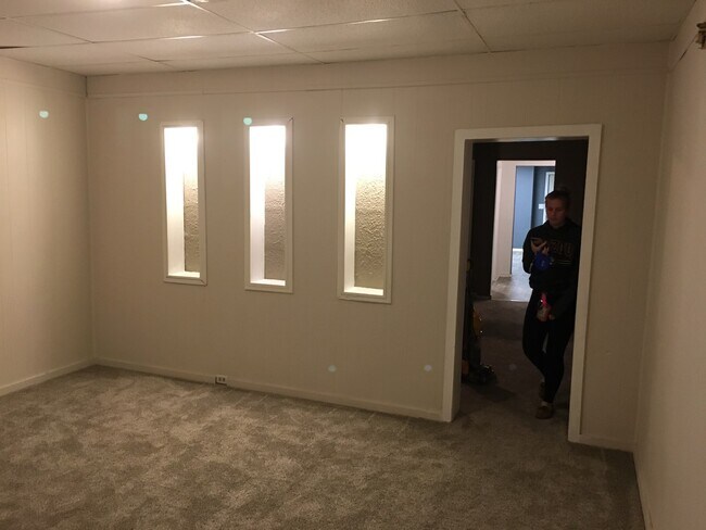 Dormitorio delantero - 319 W 10th St