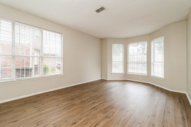 Foto del edificio - 3336 Raleigh Dr