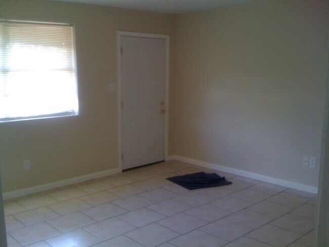 Building Photo - 2350 Lyndell Dr