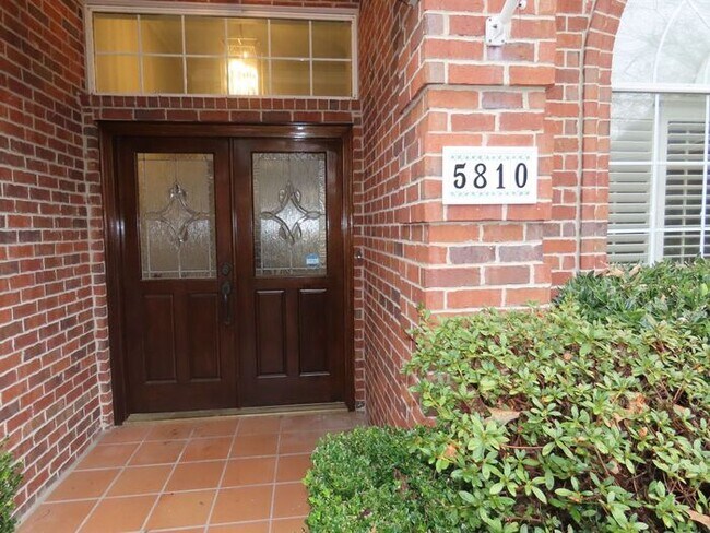 Building Photo - Gorgeous 4 Bedroom, 2 1/2 Bath in South Ty...