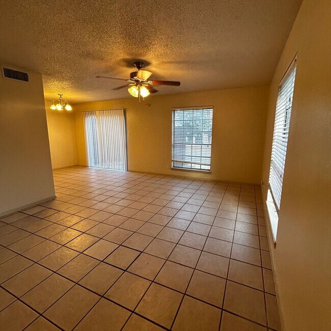 Foto del edificio - 7204 Creekside Dr