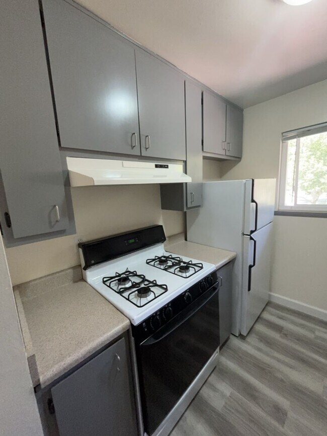 Foto del edificio - 2 bedroom 1 bath upstairs 4-Plex unit