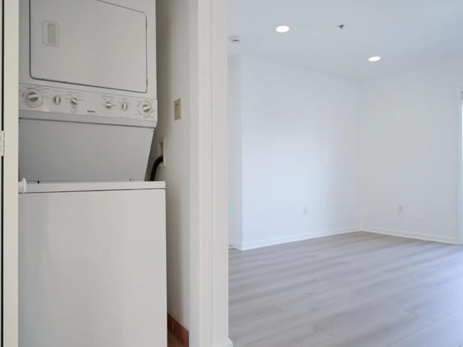 Building Photo - 605 New York Ave