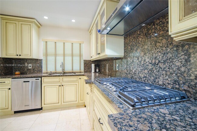 Foto del edificio - 3514 Crystal Ct