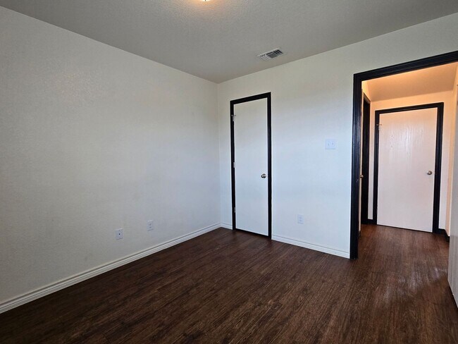 Foto del edificio - RENT REDUCTION & SPECIAL - AVAILABLE NOW!