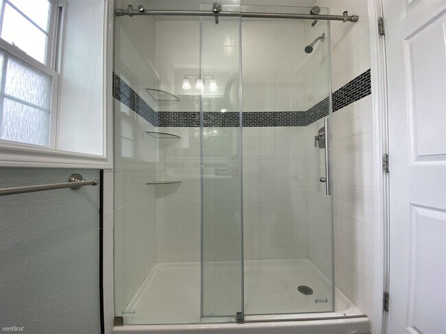 Building Photo - Studio, 1 bath Duplex - 1738 Santa Anna On...