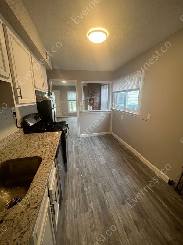Building Photo - 13971 Knox Ave