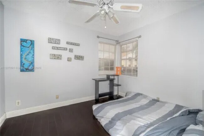 Foto del edificio - 3324 NW 101st Ave