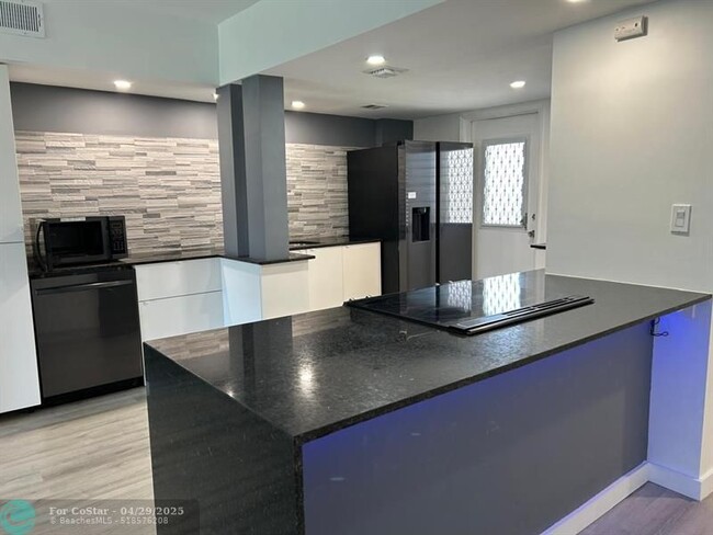 Building Photo - 3250 N Palm Aire Dr
